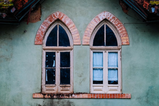 Foto vista de bajo ángulo del edificio antiguo.