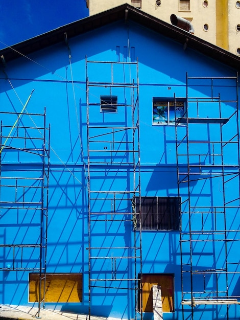 Vista en bajo ángulo del edificio azul