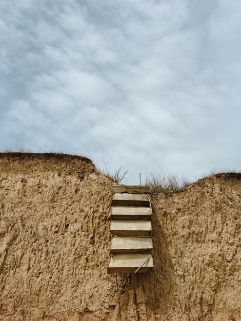 Foto vista de bajo ángulo del edificio en el campo contra el cielo