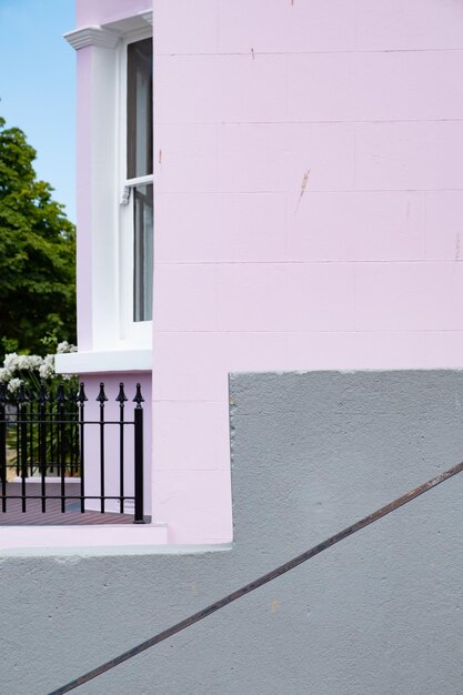 Foto vista en bajo ángulo del edificio de color rosa pastel