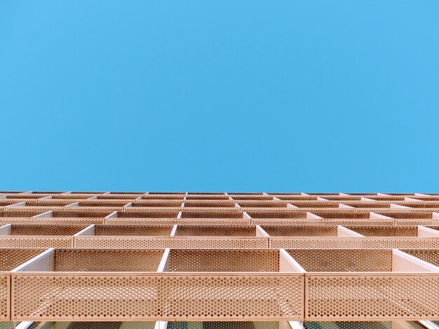 Vista de bajo ángulo del edificio contra un cielo azul claro