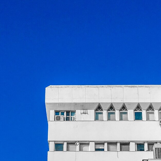 Foto vista de bajo ángulo del edificio contra un cielo azul claro