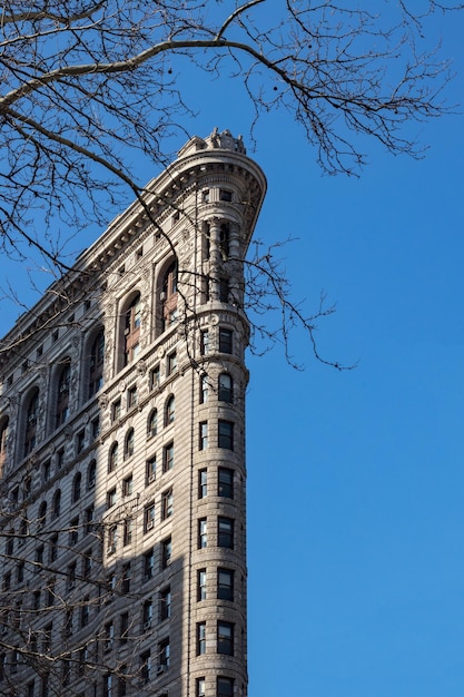 Foto vista de bajo ángulo del edificio contra un cielo azul claro