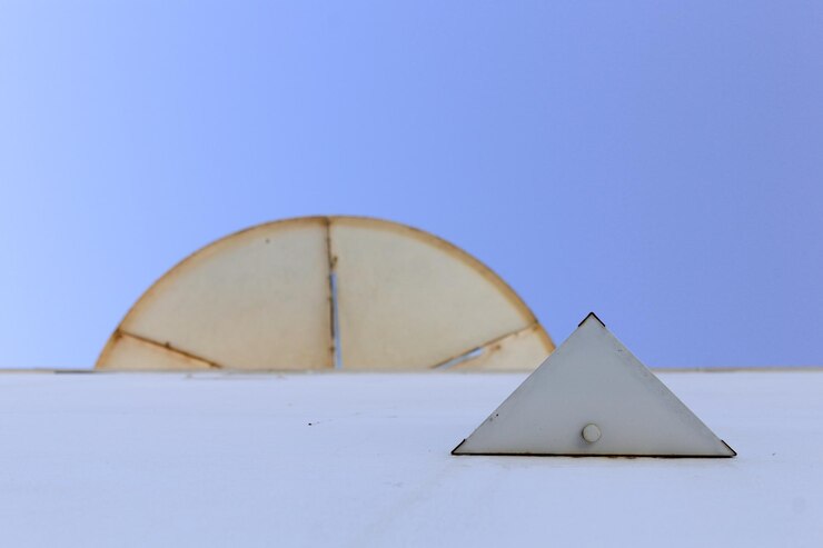 Foto vista de bajo ángulo del edificio contra un cielo azul claro
