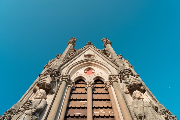 Foto vista de bajo ángulo del edificio contra un cielo azul claro