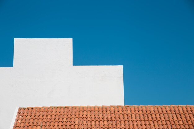 Foto vista de bajo ángulo del edificio contra un cielo azul claro