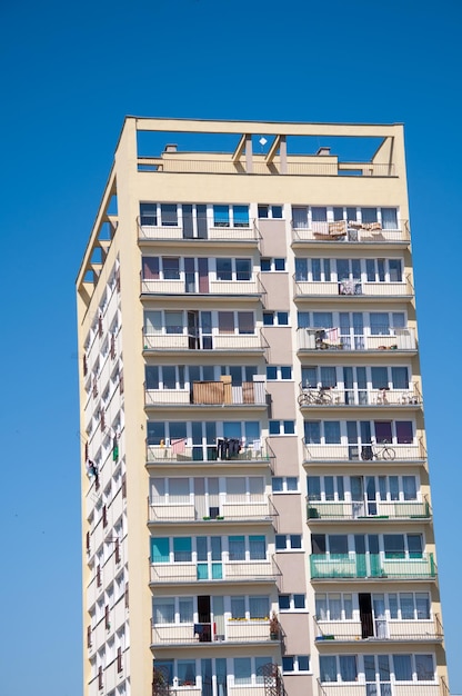 Vista de bajo ángulo del edificio contra un cielo azul claro