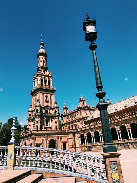 Foto vista de bajo ángulo del edificio contra el cielo azul