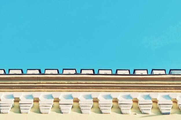 Foto vista de bajo ángulo del edificio contra el cielo azul