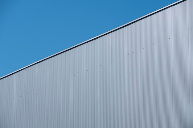 Foto vista de bajo ángulo del edificio contra el cielo azul