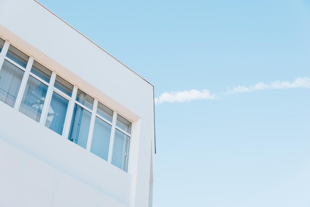 Vista de bajo ángulo del edificio contra el cielo azul