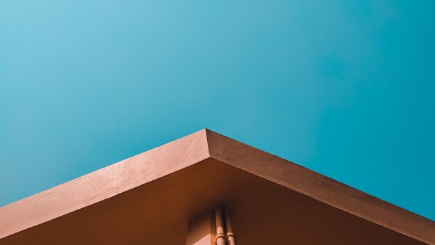 Foto vista de bajo ángulo del edificio contra el cielo azul