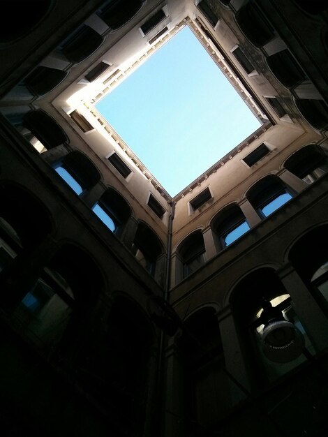 Vista de bajo ángulo del edificio contra el cielo azul