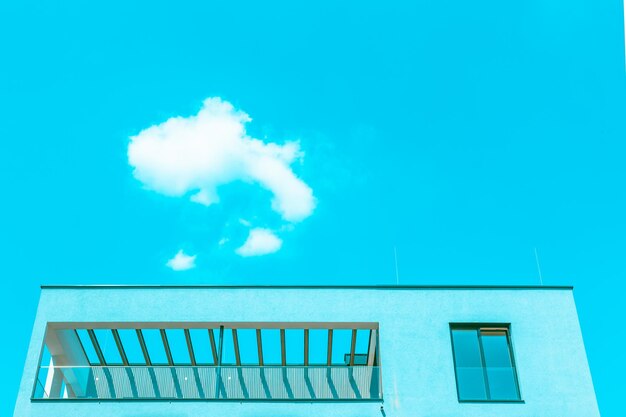Vista de bajo ángulo del edificio contra el cielo azul