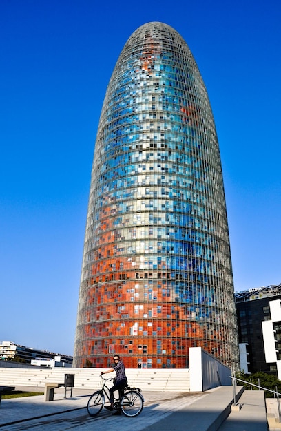 Foto vista de bajo ángulo del edificio contra el cielo azul