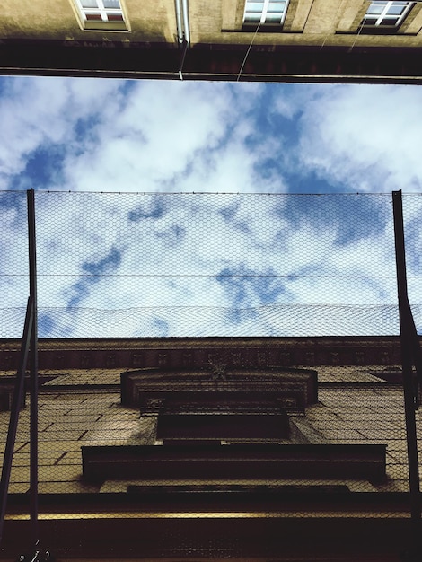 Foto vista de bajo ángulo del edificio contra el cielo azul