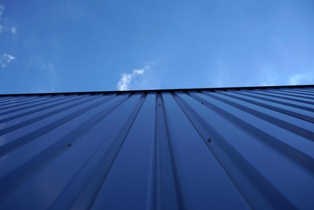 Foto vista de bajo ángulo del edificio contra el cielo azul