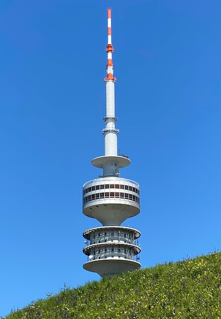 Foto vista de bajo ángulo del edificio contra el cielo azul