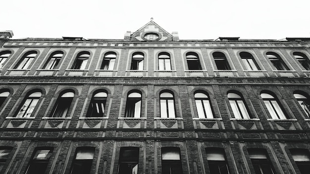 Foto vista de bajo ángulo del edificio contra un cielo despejado