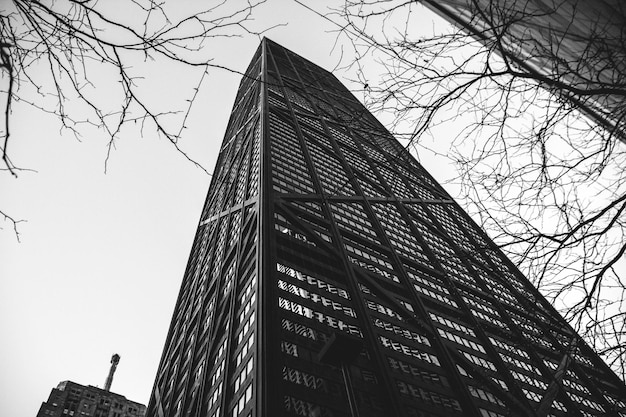 Foto vista de bajo ángulo del edificio contra un cielo despejado