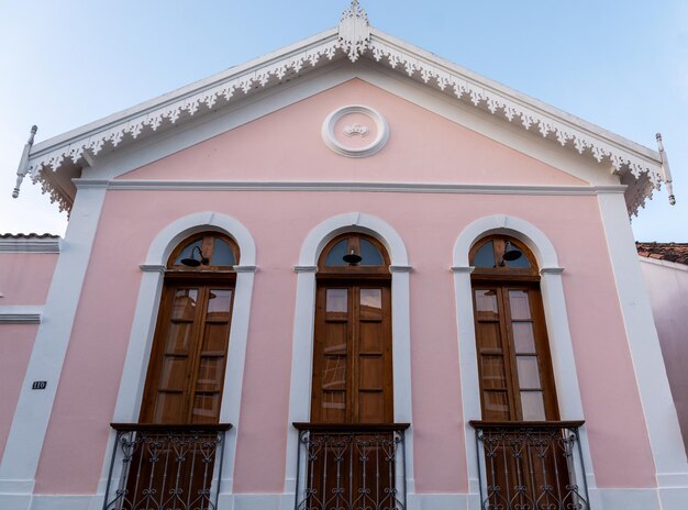 Foto vista de bajo ángulo del edificio contra un cielo despejado