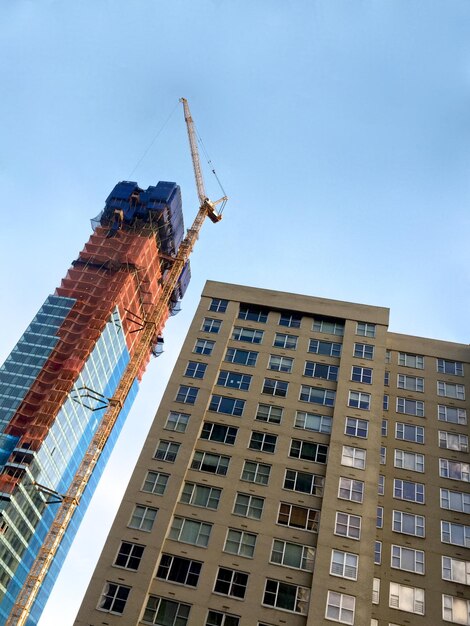 Foto vista de bajo ángulo del edificio contra un cielo despejado