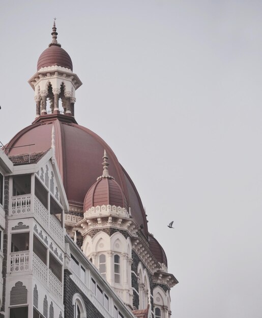 Foto vista de bajo ángulo del edificio contra un cielo despejado