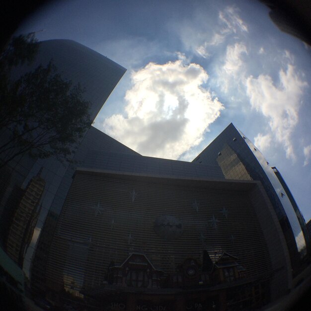 Foto vista de bajo ángulo del edificio contra un cielo nublado