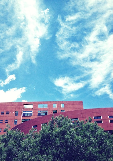 Vista de bajo ángulo del edificio contra un cielo nublado