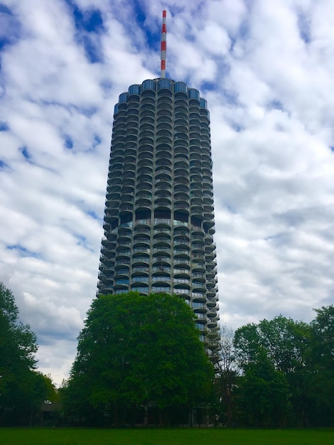 Foto vista de bajo ángulo del edificio contra un cielo nublado