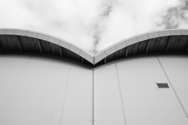 Foto vista de bajo ángulo del edificio contra un cielo nublado