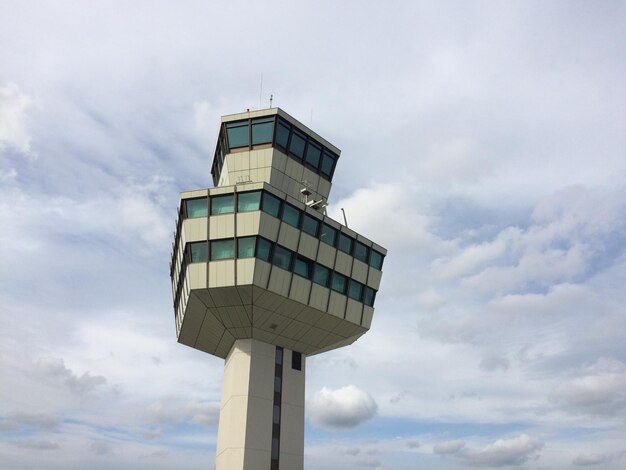 Vista de bajo ángulo del edificio contra un cielo nublado