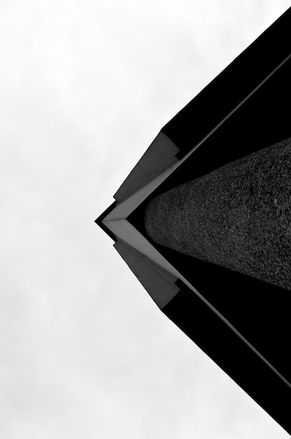 Vista de bajo ángulo del edificio contra un cielo nublado