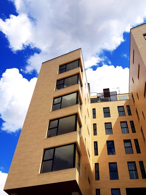 Foto vista de bajo ángulo del edificio contra un cielo nublado