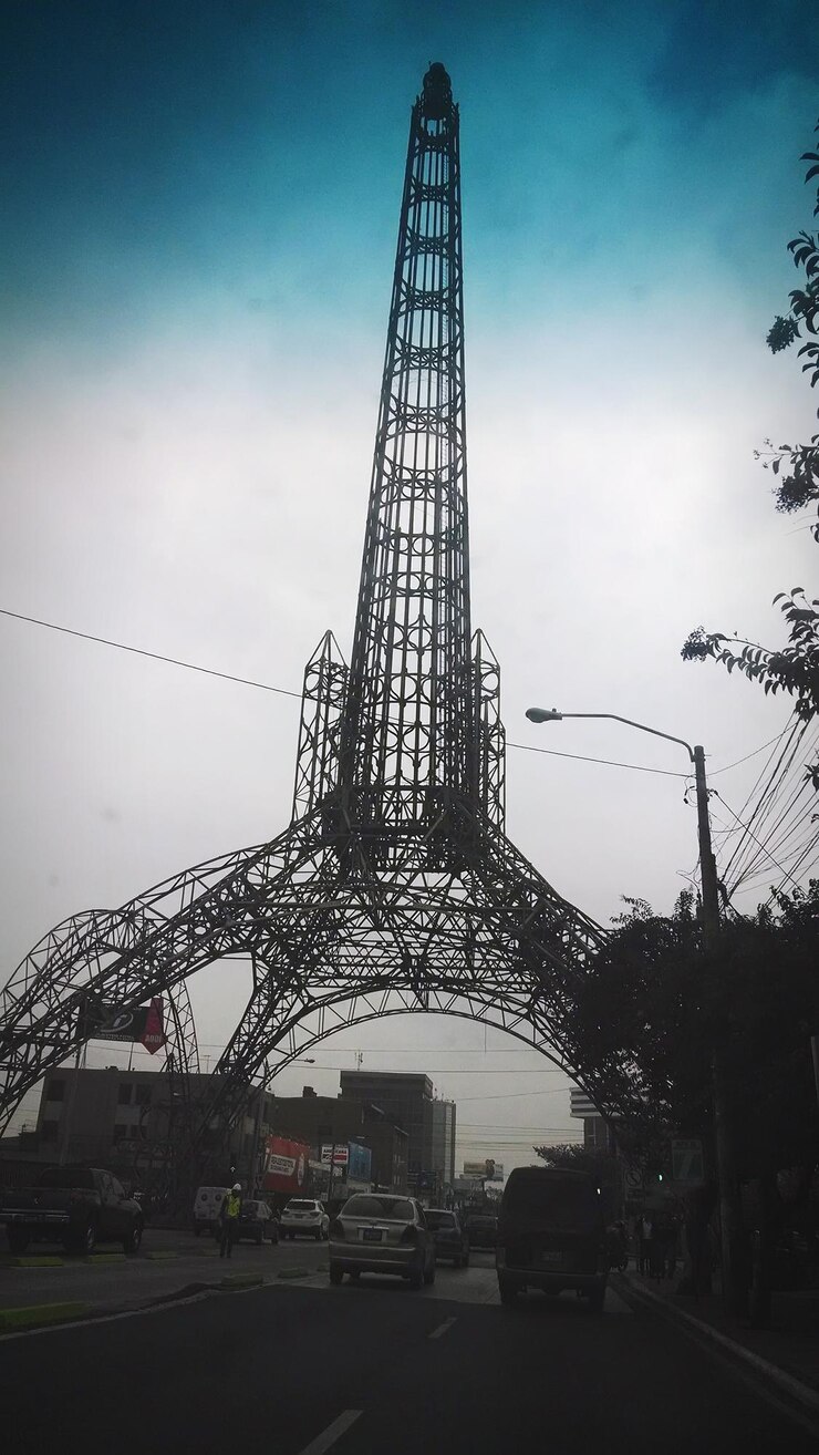 Foto vista de bajo ángulo del edificio contra el cielo