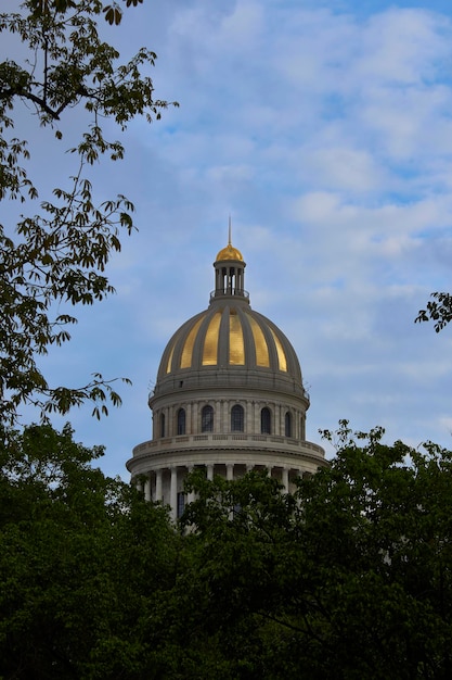 Foto vista de bajo ángulo del edificio contra el cielo