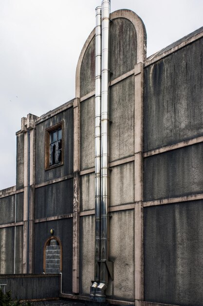 Foto vista de bajo ángulo del edificio contra el cielo