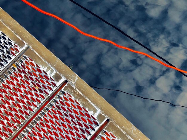 Foto vista de bajo ángulo del edificio contra el cielo