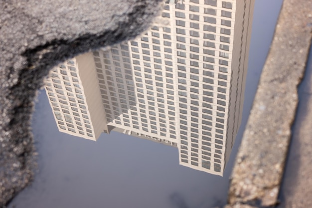 Vista de bajo ángulo del edificio contra el cielo