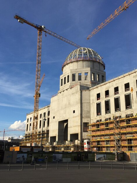 Foto vista de bajo ángulo del edificio contra el cielo