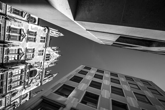 Foto vista de bajo ángulo del edificio contra el cielo