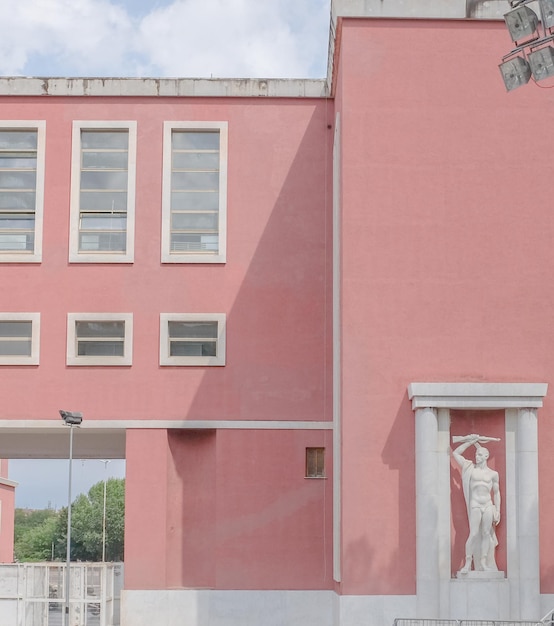 Foto vista de bajo ángulo del edificio contra el cielo