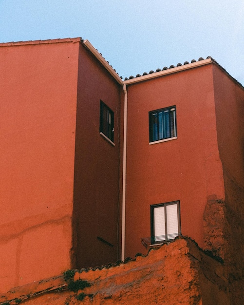 Foto vista de bajo ángulo del edificio contra el cielo