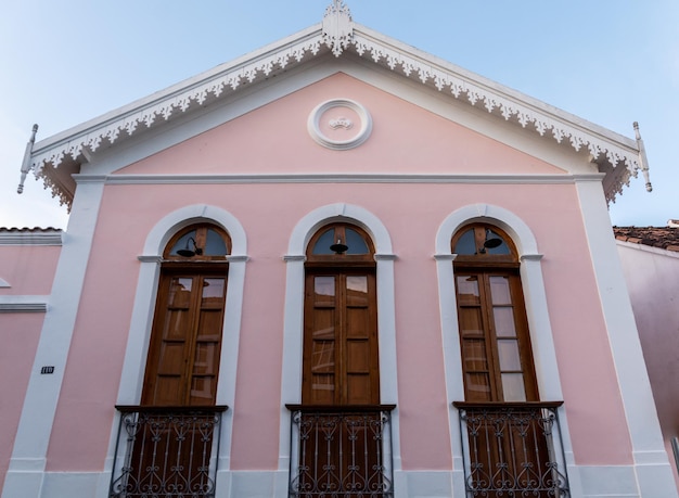 Foto vista de bajo ángulo del edificio contra el cielo