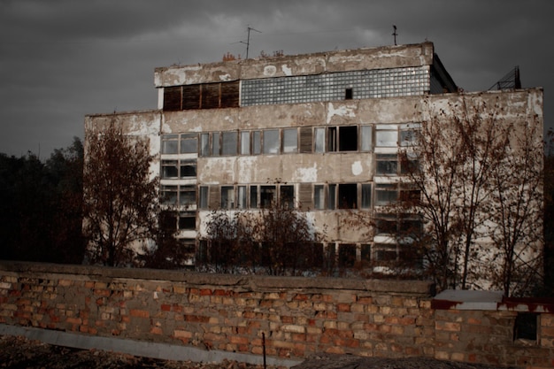 Vista de bajo ángulo del edificio contra el cielo