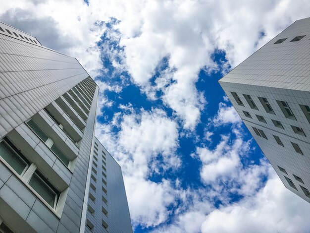 Foto vista de bajo ángulo del edificio contra el cielo