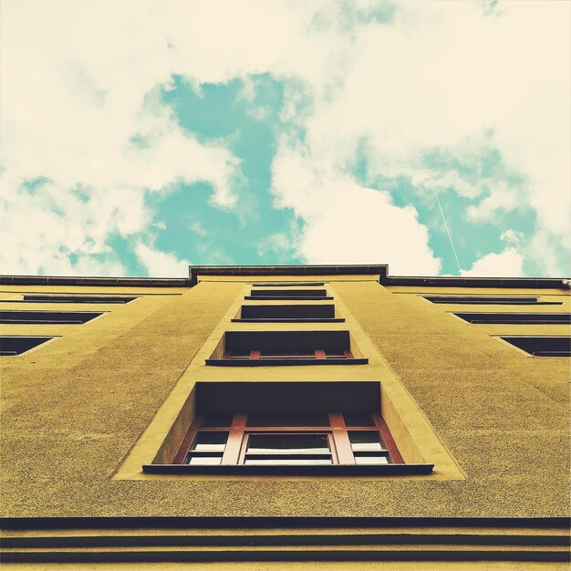 Foto vista de bajo ángulo del edificio contra el cielo