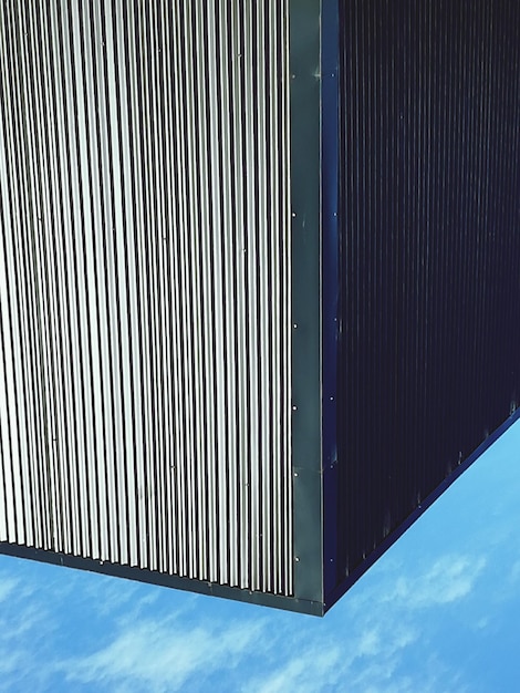 Foto vista de bajo ángulo del edificio contra el cielo