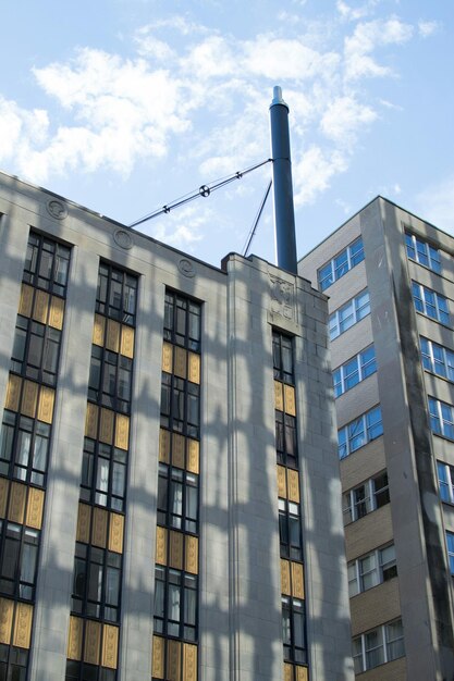 Vista de bajo ángulo del edificio contra el cielo