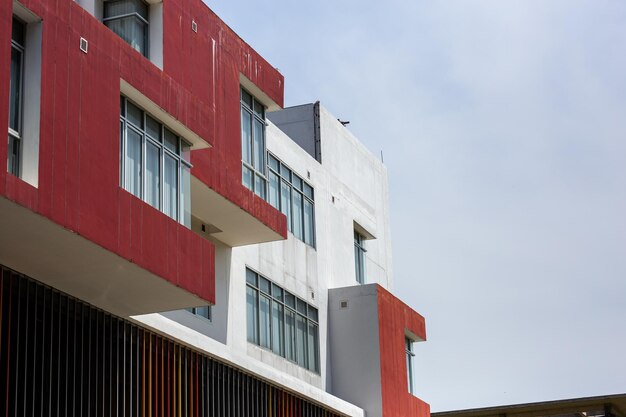 Foto vista de bajo ángulo del edificio contra el cielo